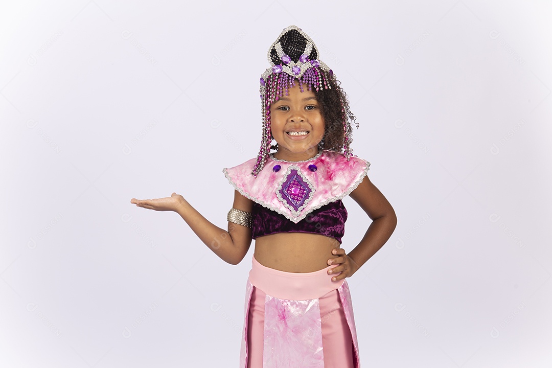 Linda menina de cabelo cacheado fantasiada sobre um fundo isolado branco.