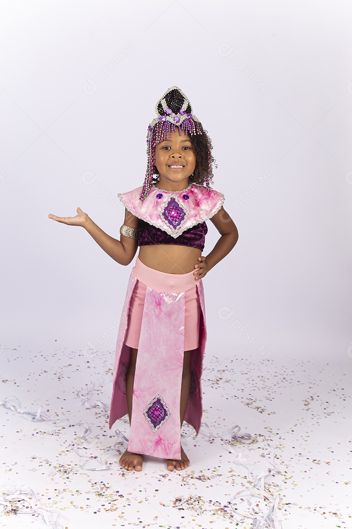 Linda menina de cabelo cacheado fantasiada sobre um fundo isolado branco.