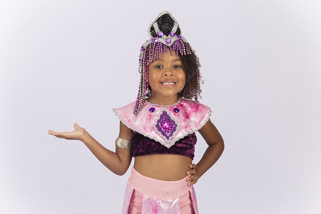 Linda menina de cabelo cacheado fantasiada sobre um fundo isolado branco.