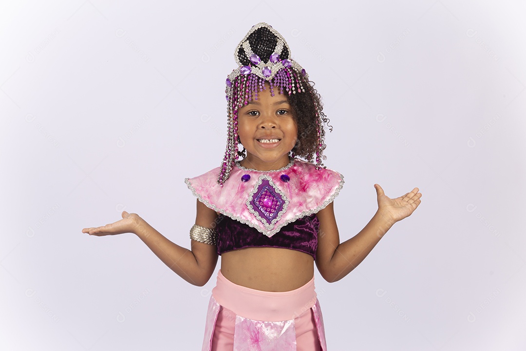 Linda menina de cabelo cacheado fantasiada sobre um fundo isolado branco.