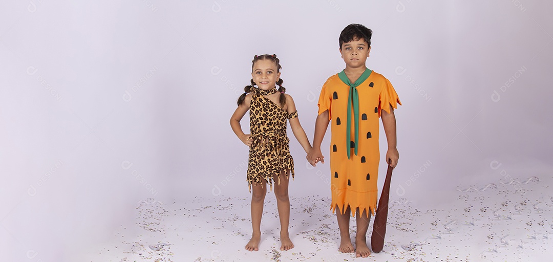 Crianças fantasiadas do personagem Flintstones.