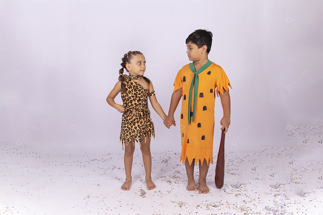 Crianças fantasiadas do personagem Flintstones.