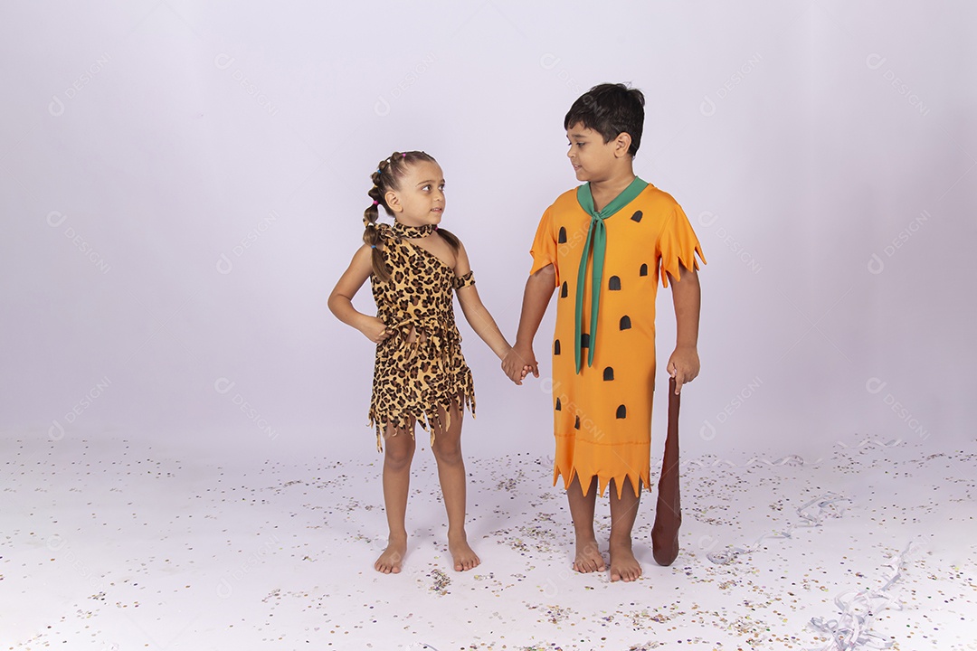Crianças fantasiadas do personagem Flintstones.