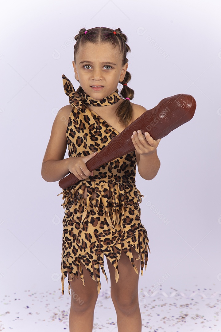 Linda menina com fantasia das cavernas.