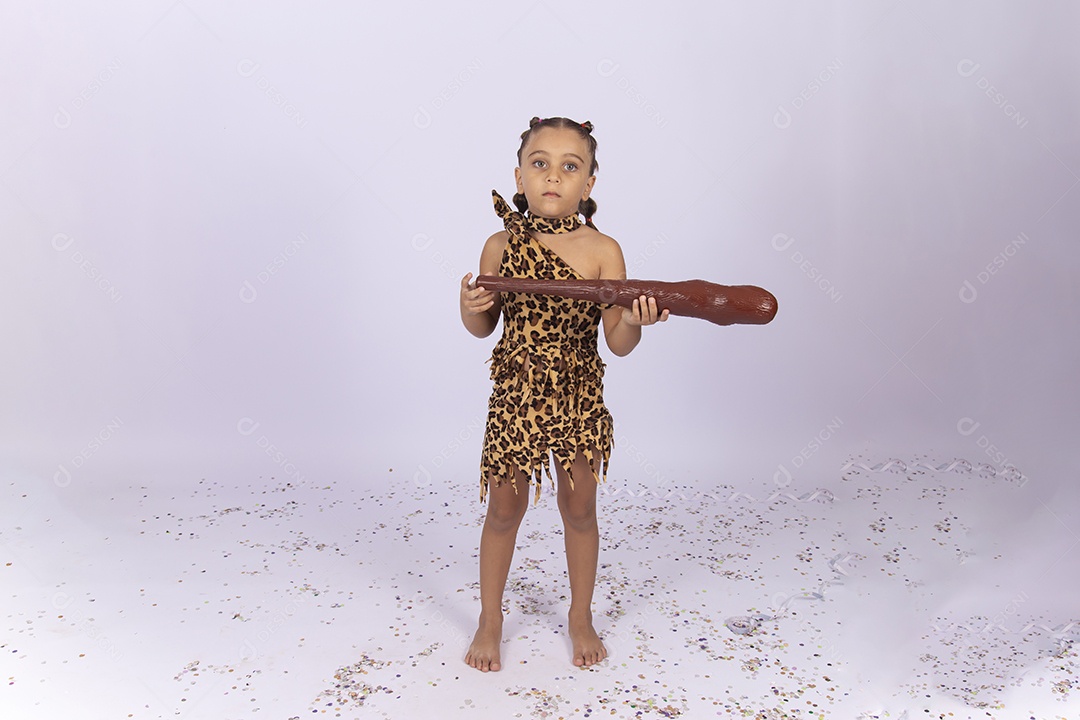 Linda menina com fantasia das cavernas.