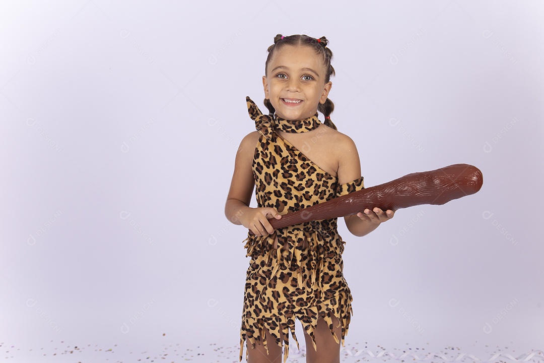 Linda menina com fantasia das cavernas.