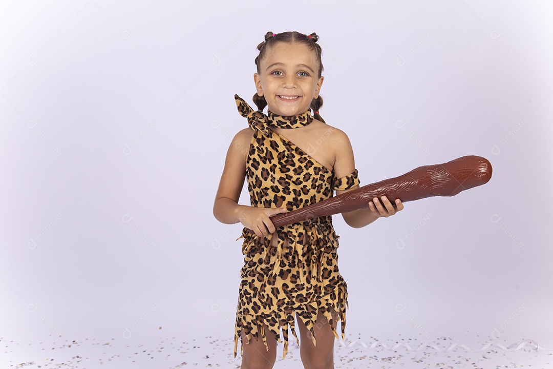 Linda menina com fantasia das cavernas.