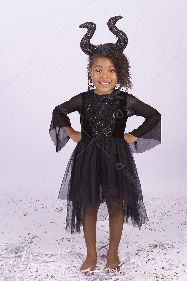 Menina cabelo cacheado com fantasia semelhante a Malévola.