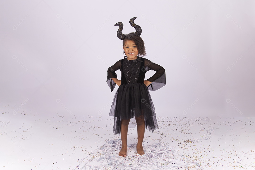 Menina cabelo cacheado com fantasia semelhante a Malévola.