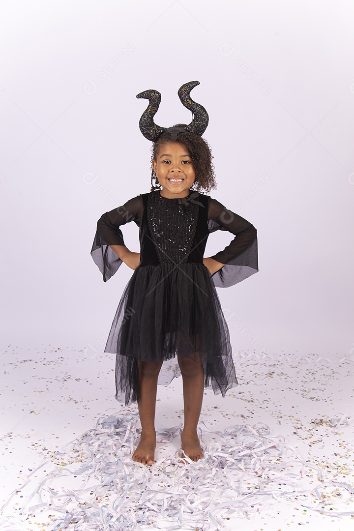 Menina cabelo cacheado com fantasia semelhante a Malévola.