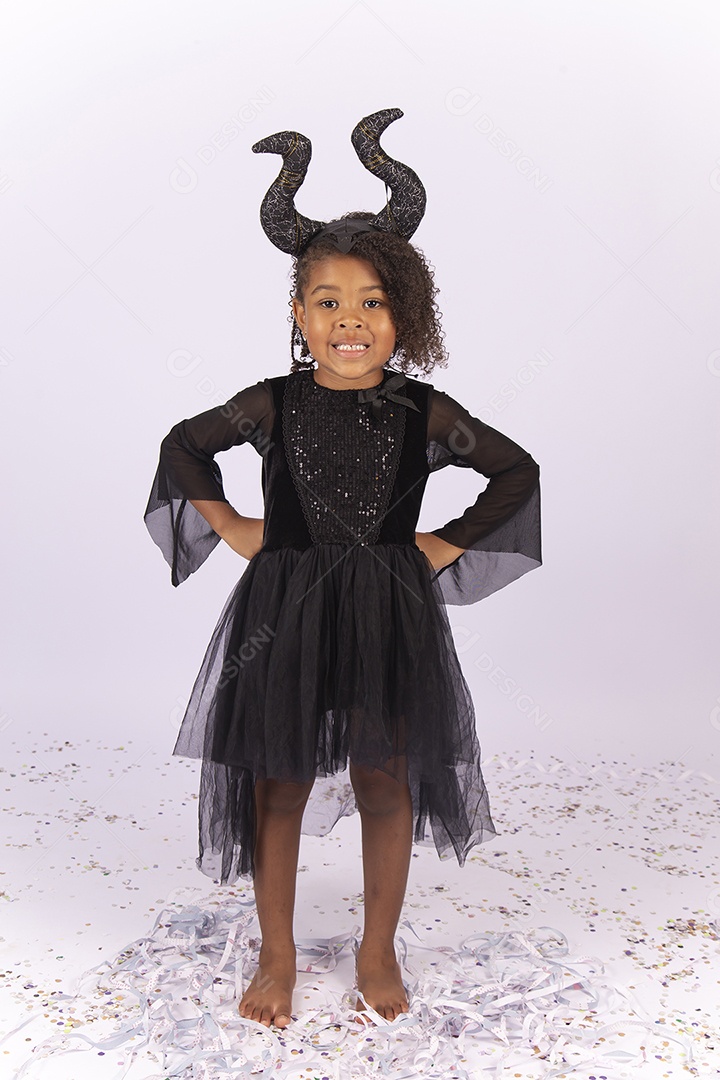 Menina cabelo cacheado com fantasia semelhante a Malévola.