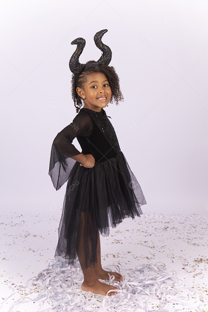 Menina cabelo cacheado com fantasia semelhante a Malévola.