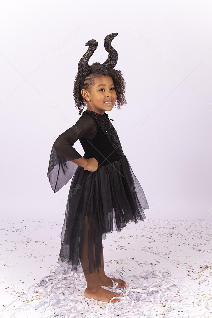 Menina cabelo cacheado com fantasia semelhante a Malévola.