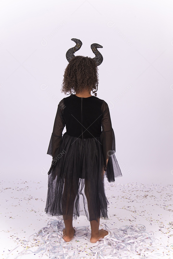 Menina cabelo cacheado de costas com fantasia semelhante a Malévola.