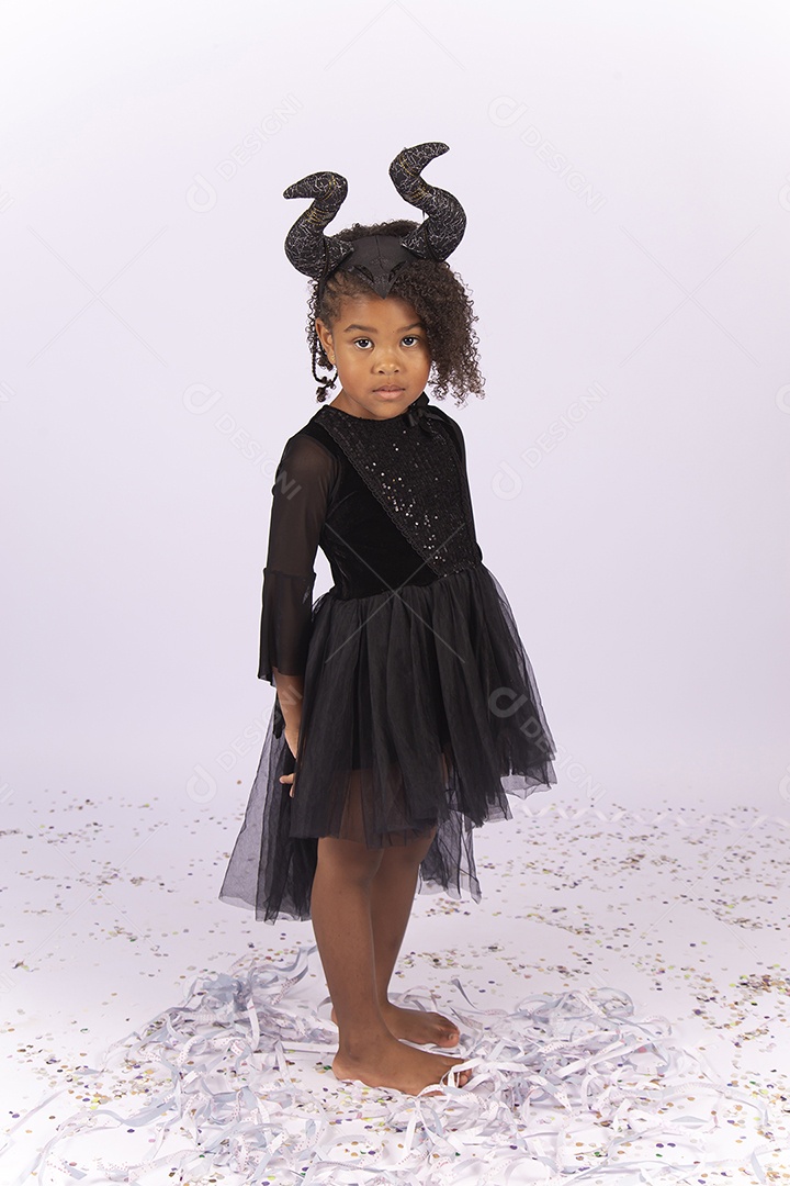 Menina cabelo cacheado com fantasia semelhante a Malévola.