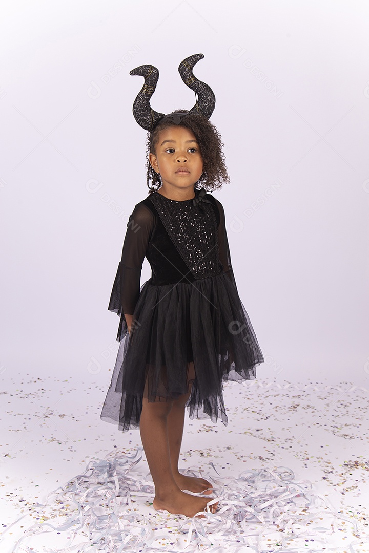 Menina cabelo cacheado com fantasia semelhante a Malévola.