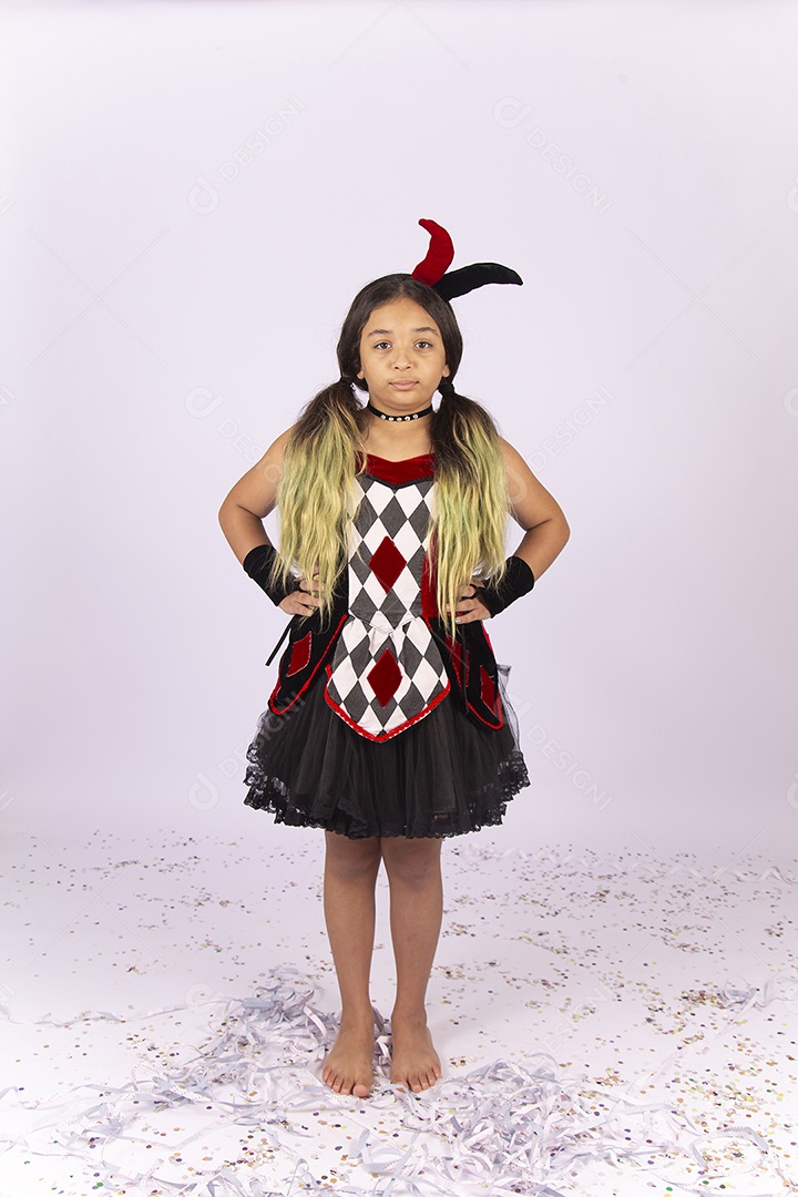 Menina de cabelos compridos com fantasia sobre uma fundo isolado branco.