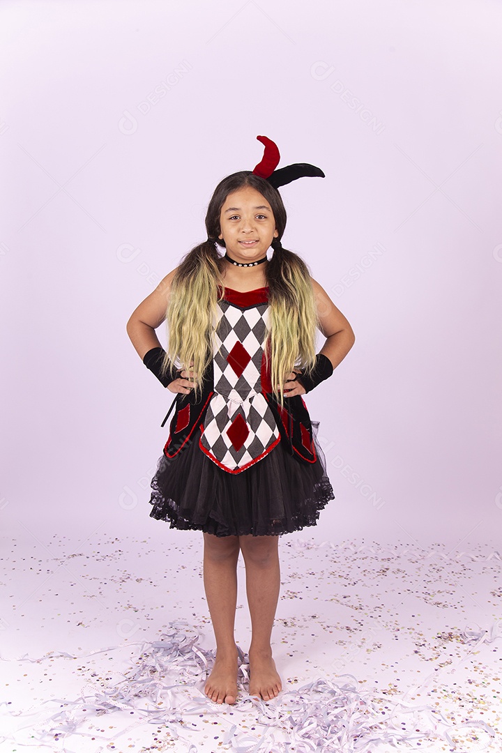 Menina de cabelos compridos com fantasia sobre uma fundo isolado branco.
