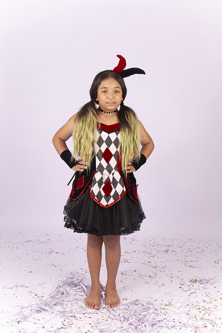 Menina de cabelos compridos com fantasia sobre uma fundo isolado branco.