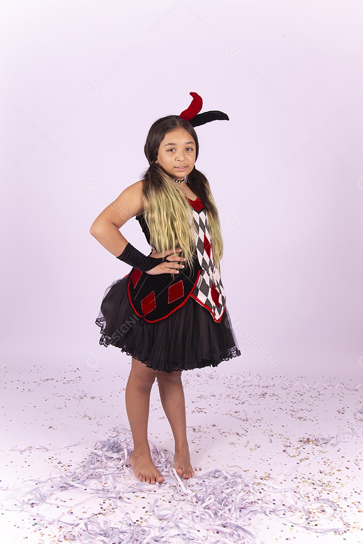 Menina de cabelos compridos com fantasia sobre uma fundo isolado branco.