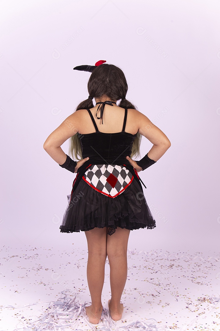 Menina de cabelos compridos de costa com fantasia sobre uma fundo isolado branco.