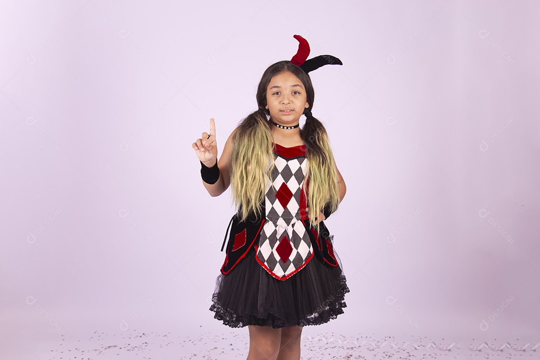 Menina de cabelos compridos com fantasia sobre uma fundo isolado branco.