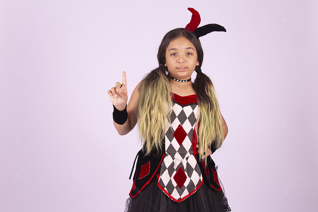 Menina de cabelos compridos com fantasia sobre uma fundo isolado branco.