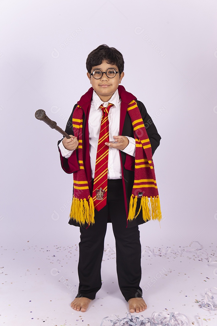 Menino fantasiado do personagem Harry Potter.