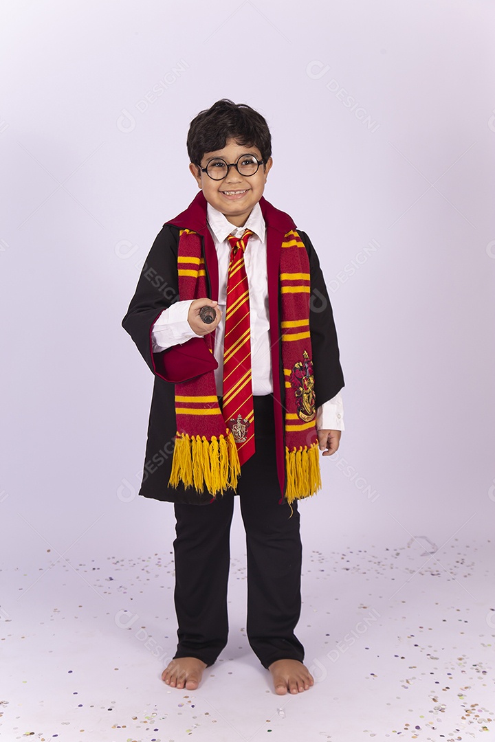 Menino fantasiado do personagem Harry Potter.