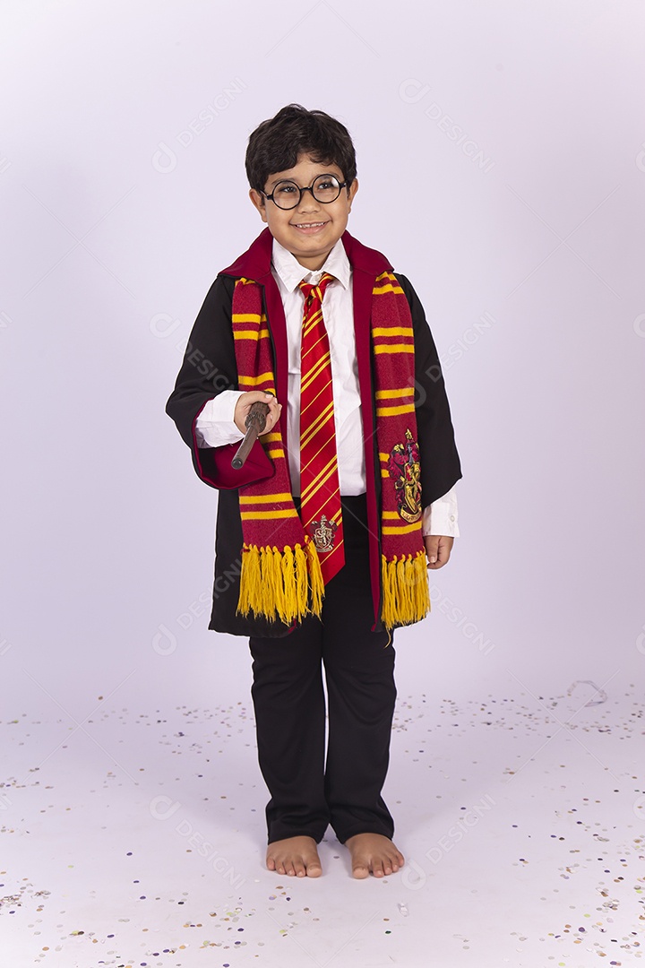 Menino fantasiado do personagem Harry Potter.