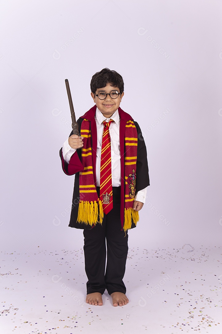 Menino fantasiado do personagem Harry Potter.