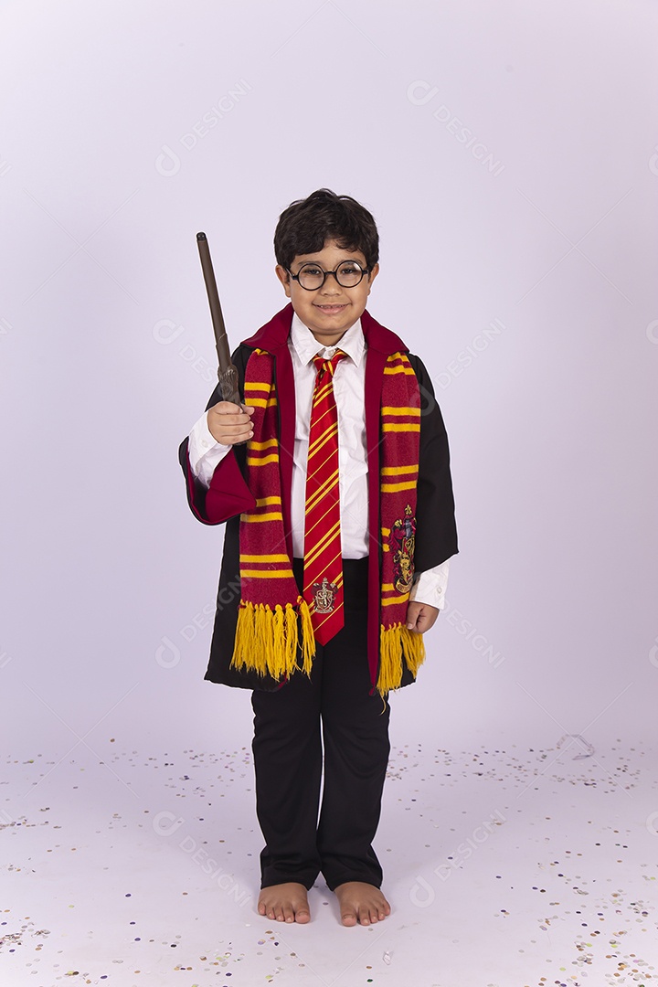 Menino fantasiado do personagem Harry Potter.