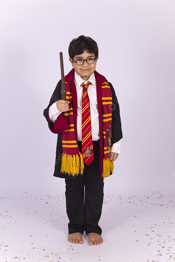 Menino fantasiado do personagem Harry Potter.