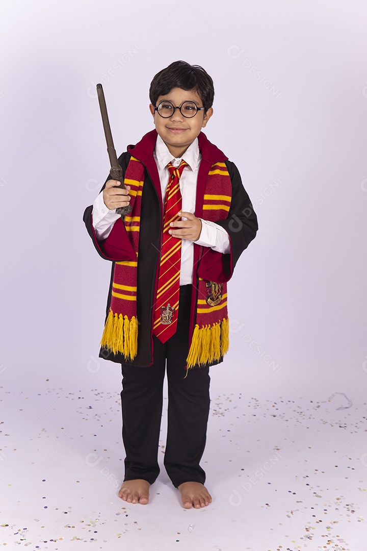 Menino fantasiado do personagem Harry Potter.