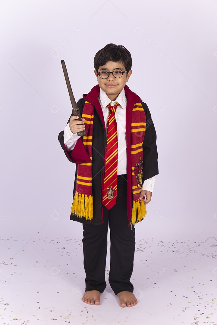 Menino fantasiado do personagem Harry Potter.