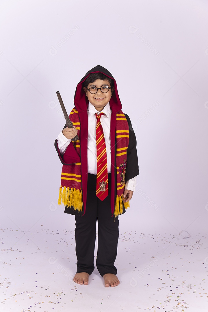 Menino fantasiado do personagem Harry Potter.