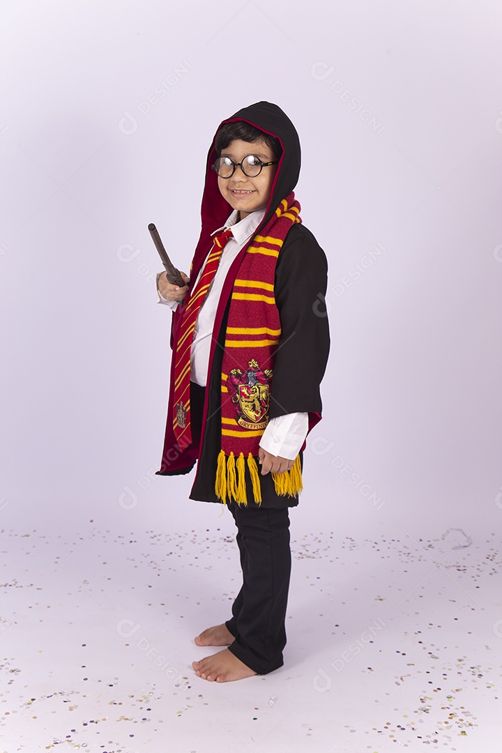 Menino fantasiado do personagem Harry Potter.