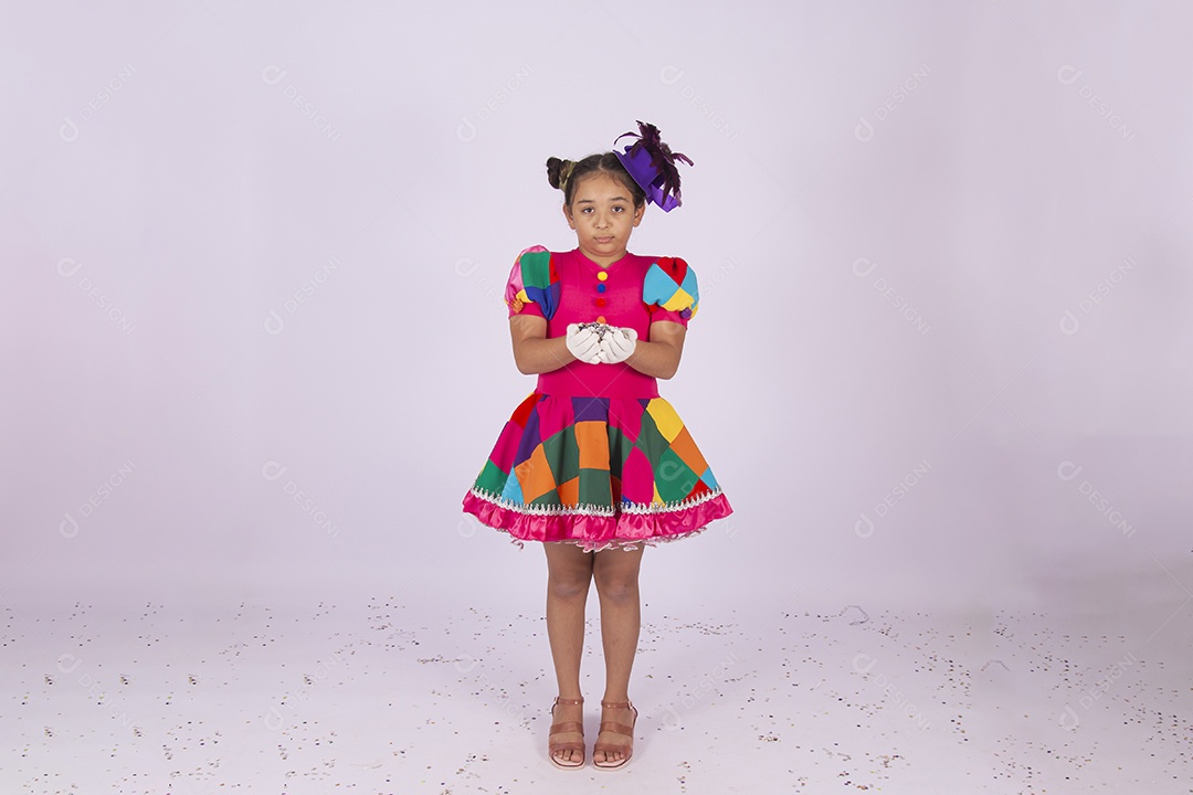 Linda menina fantasiada com vestido quadriculado sobre um fundo isolado branco.