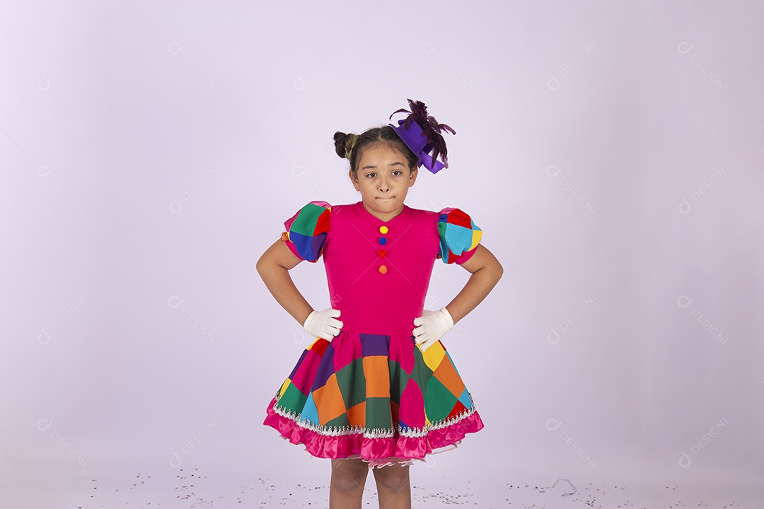 Linda menina fantasiada com vestido quadriculado sobre um fundo isolado branco.