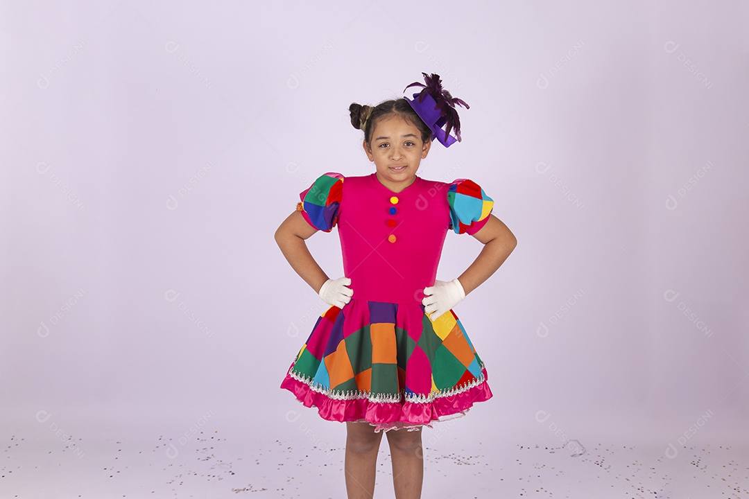 Linda menina fantasiada com vestido quadriculado sobre um fundo isolado branco.