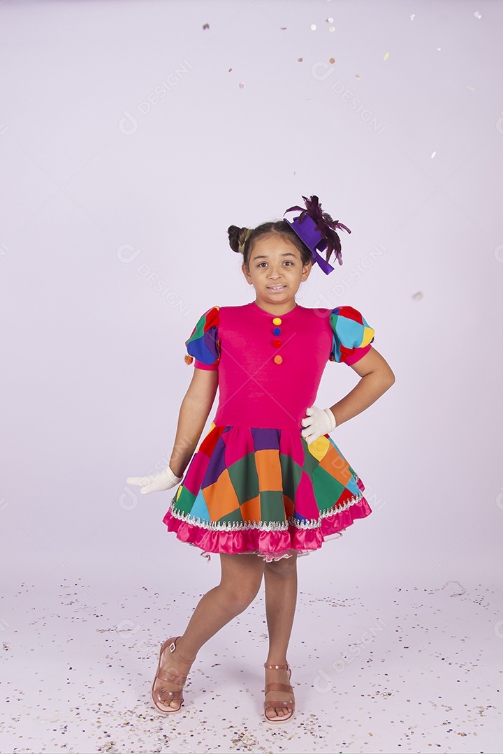 Linda menina fantasiada com vestido quadriculado sobre um fundo isolado branco.