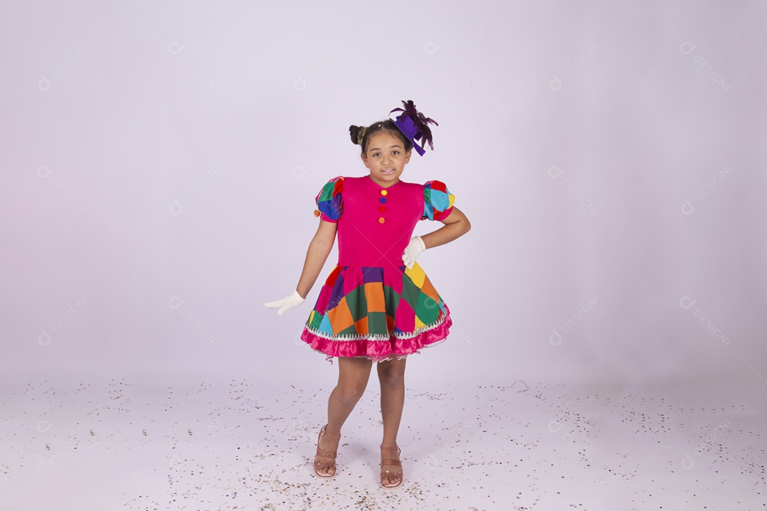 Linda menina fantasiada com vestido quadriculado sobre um fundo isolado branco.