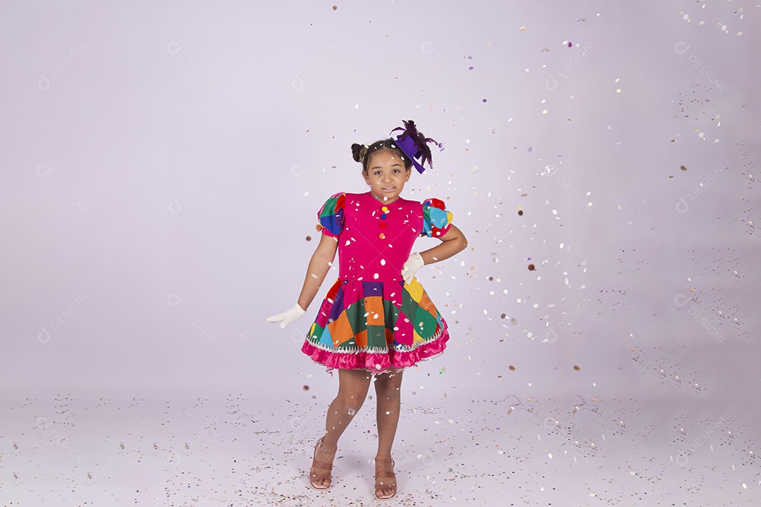 Linda menina fantasiada com vestido quadriculado sobre um fundo isolado branco.