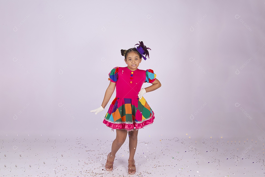 Linda menina fantasiada com vestido quadriculado sobre um fundo isolado branco.