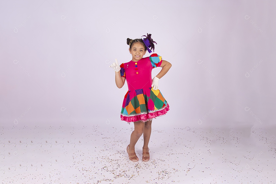 Linda menina fantasiada com vestido quadriculado sobre um fundo isolado branco.