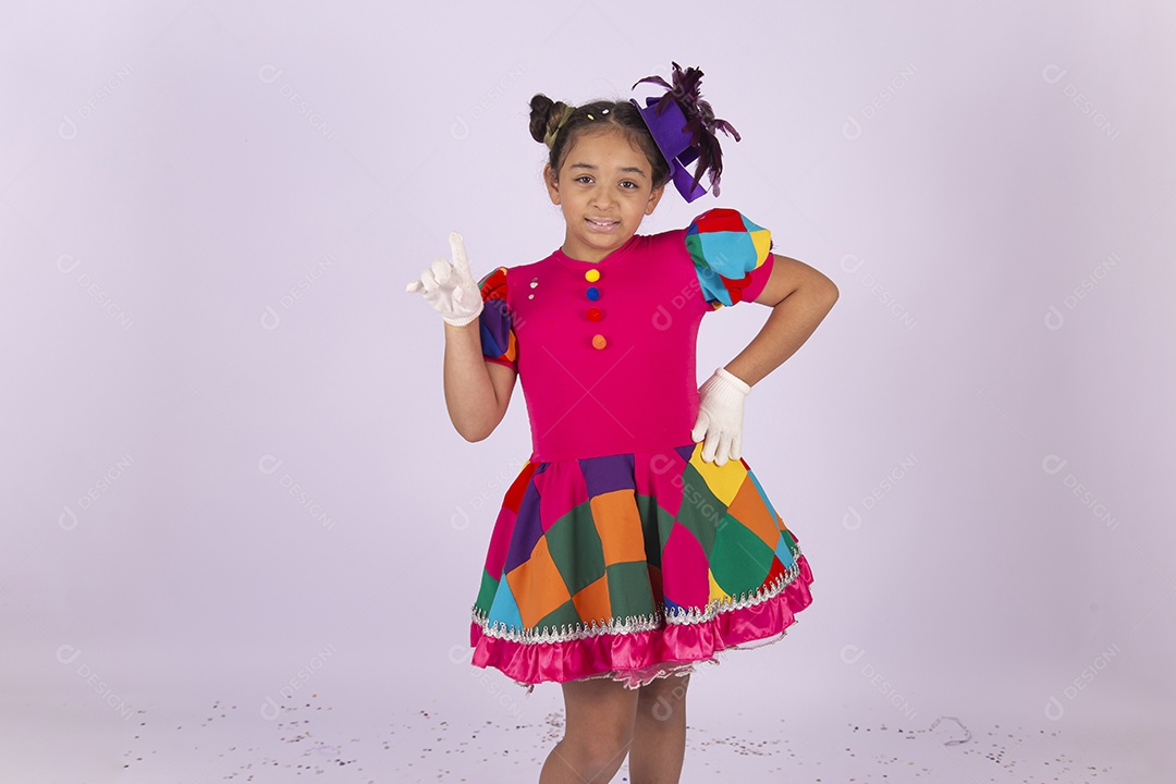 Linda menina fantasiada com vestido quadriculado sobre um fundo isolado branco.