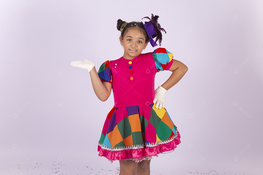 Linda menina fantasiada com vestido quadriculado sobre um fundo isolado branco.
