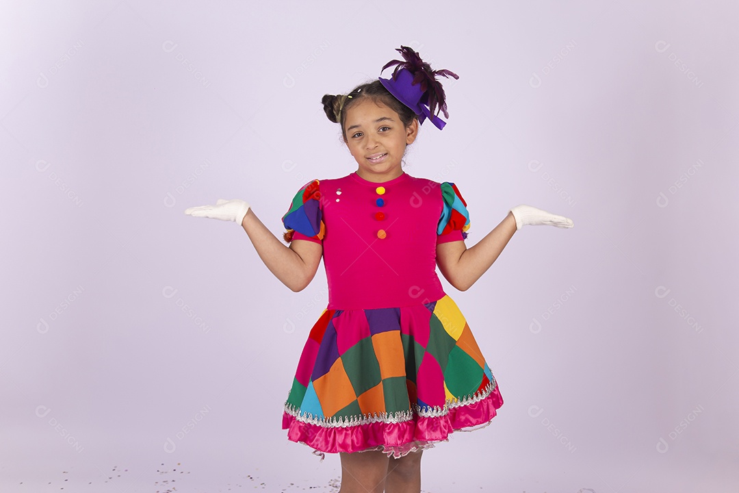 Linda menina fantasiada com vestido quadriculado sobre um fundo isolado branco.