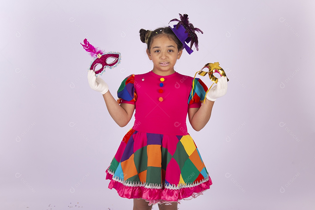 Linda menina fantasiada com vestido quadriculado segurando máscaras carnavalescas.