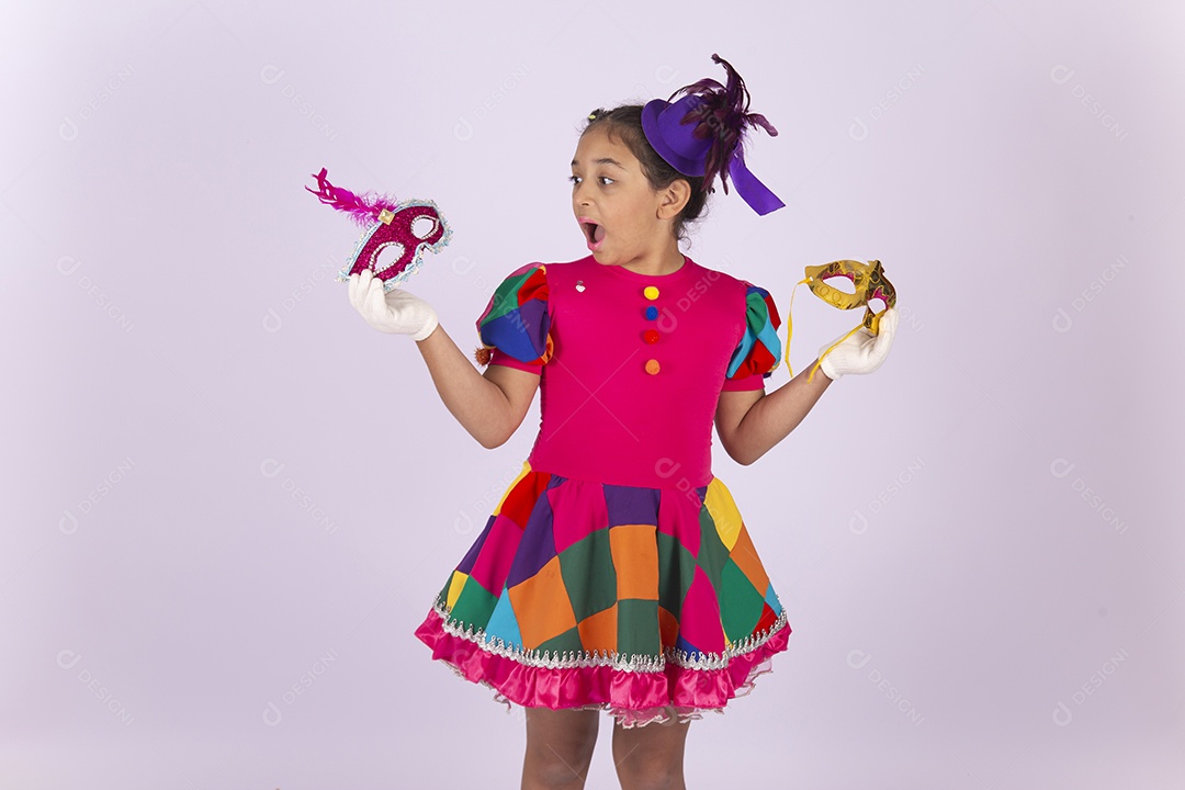 Linda menina fantasiada com vestido quadriculado segurando máscaras carnavalescas.